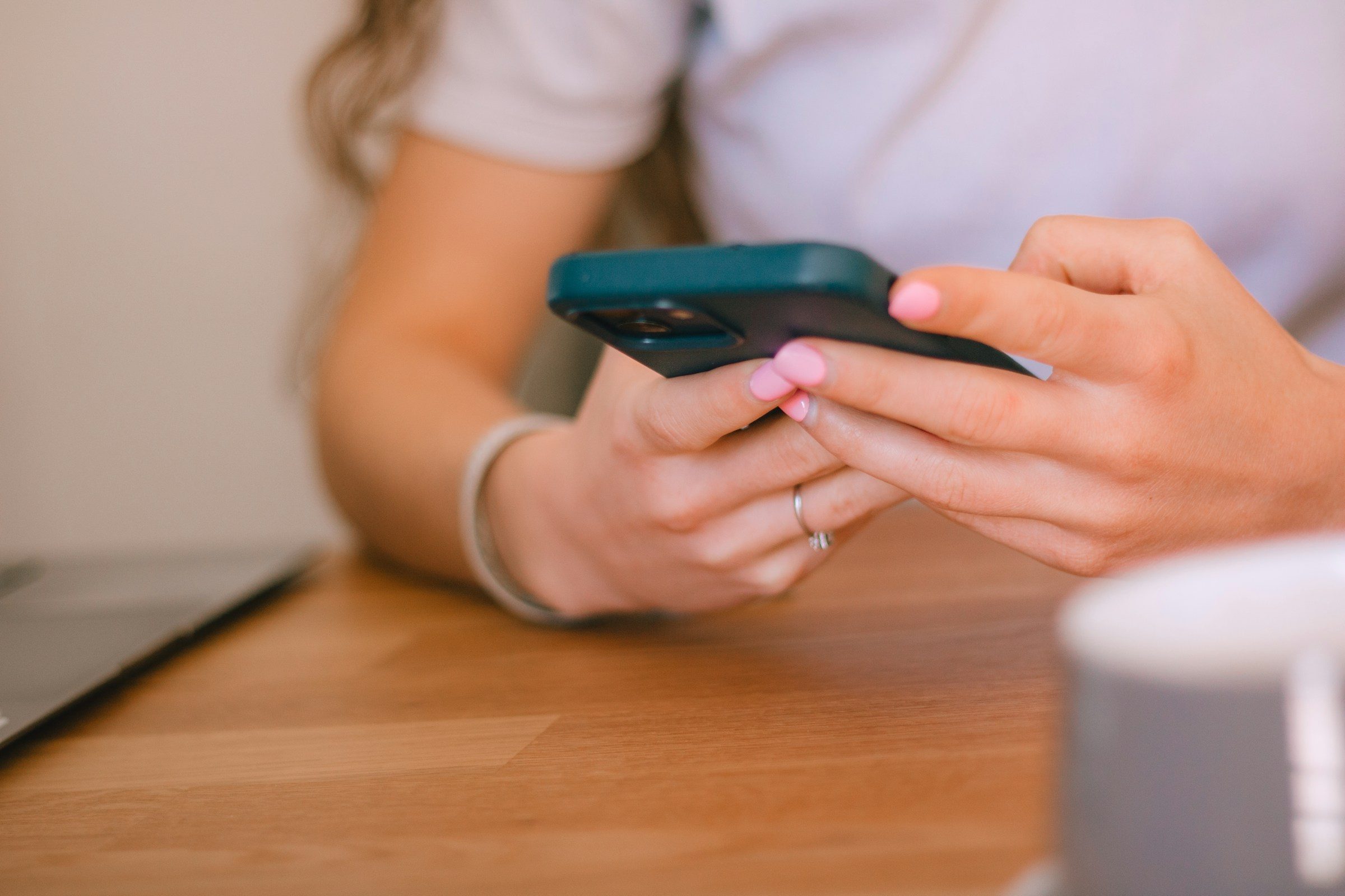 Une personne consulte son téléphone, tranquillement installée