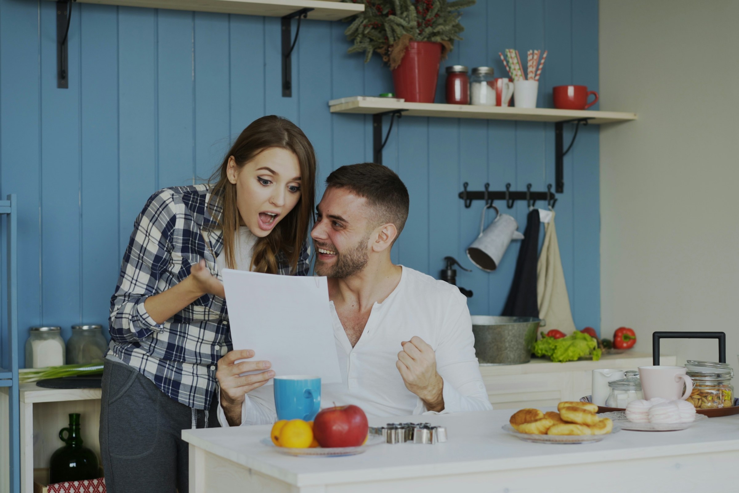 Un couple découvre une bonne nouvelle dans sa cuisine