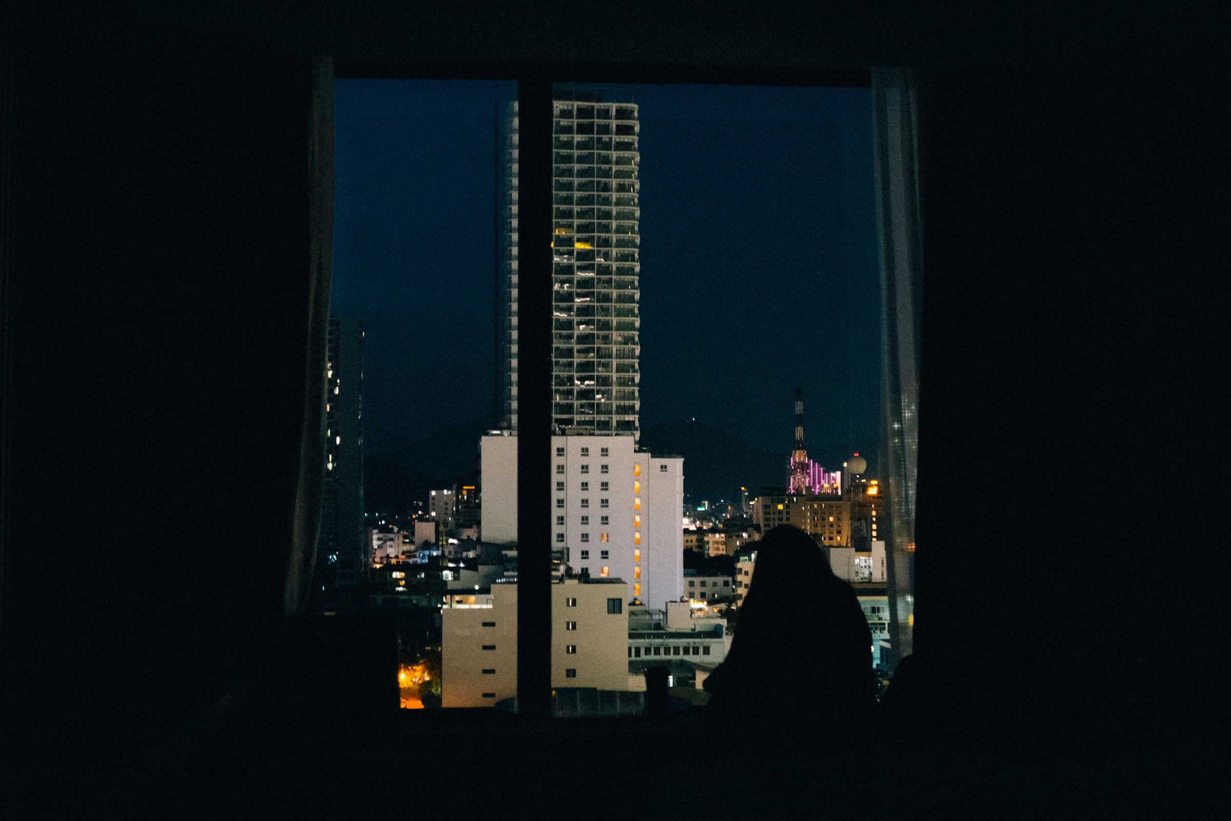 La ville la nuit, vue depuis une fenêtre