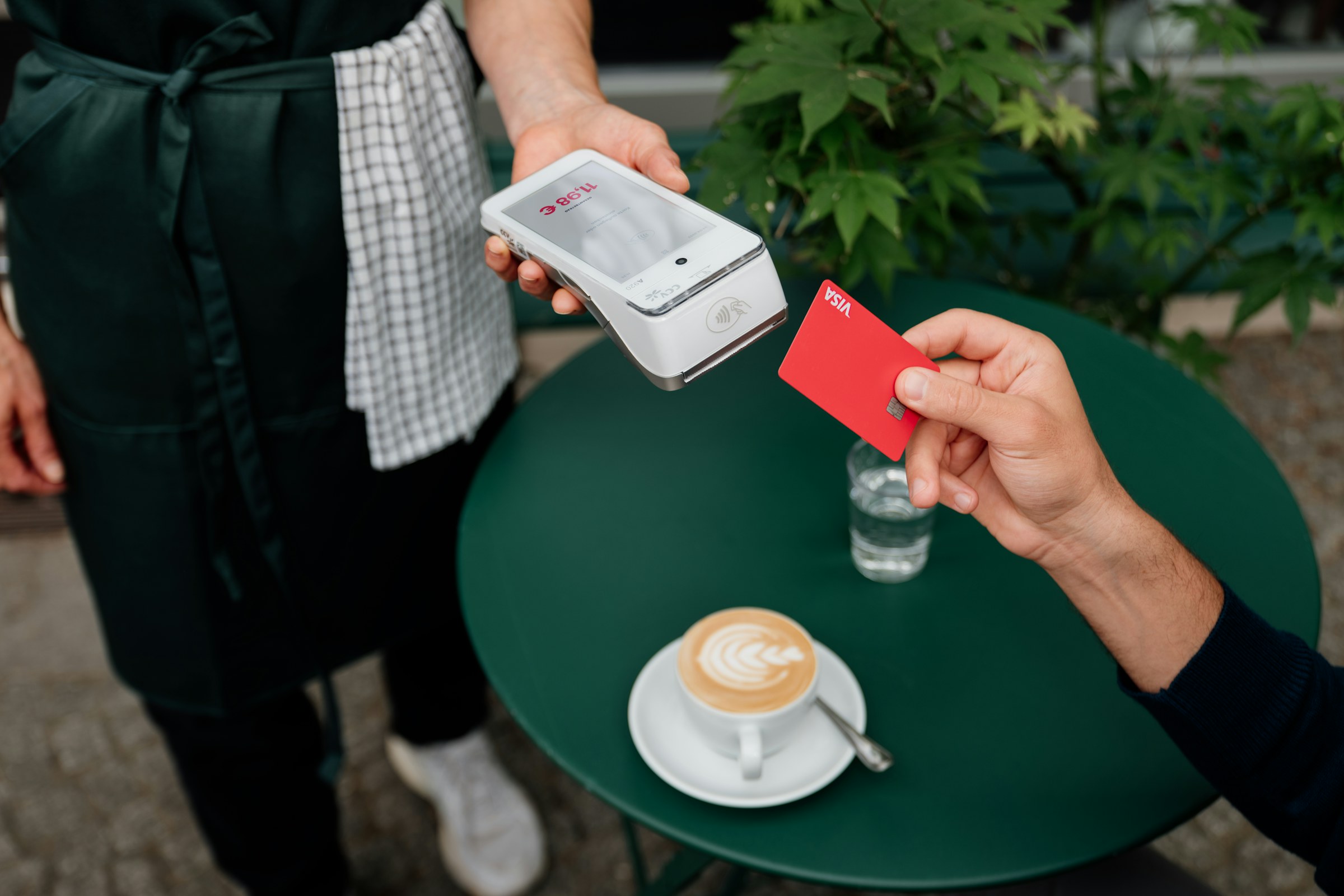Un paiement sans contact par carte bancaire en terrasse de café