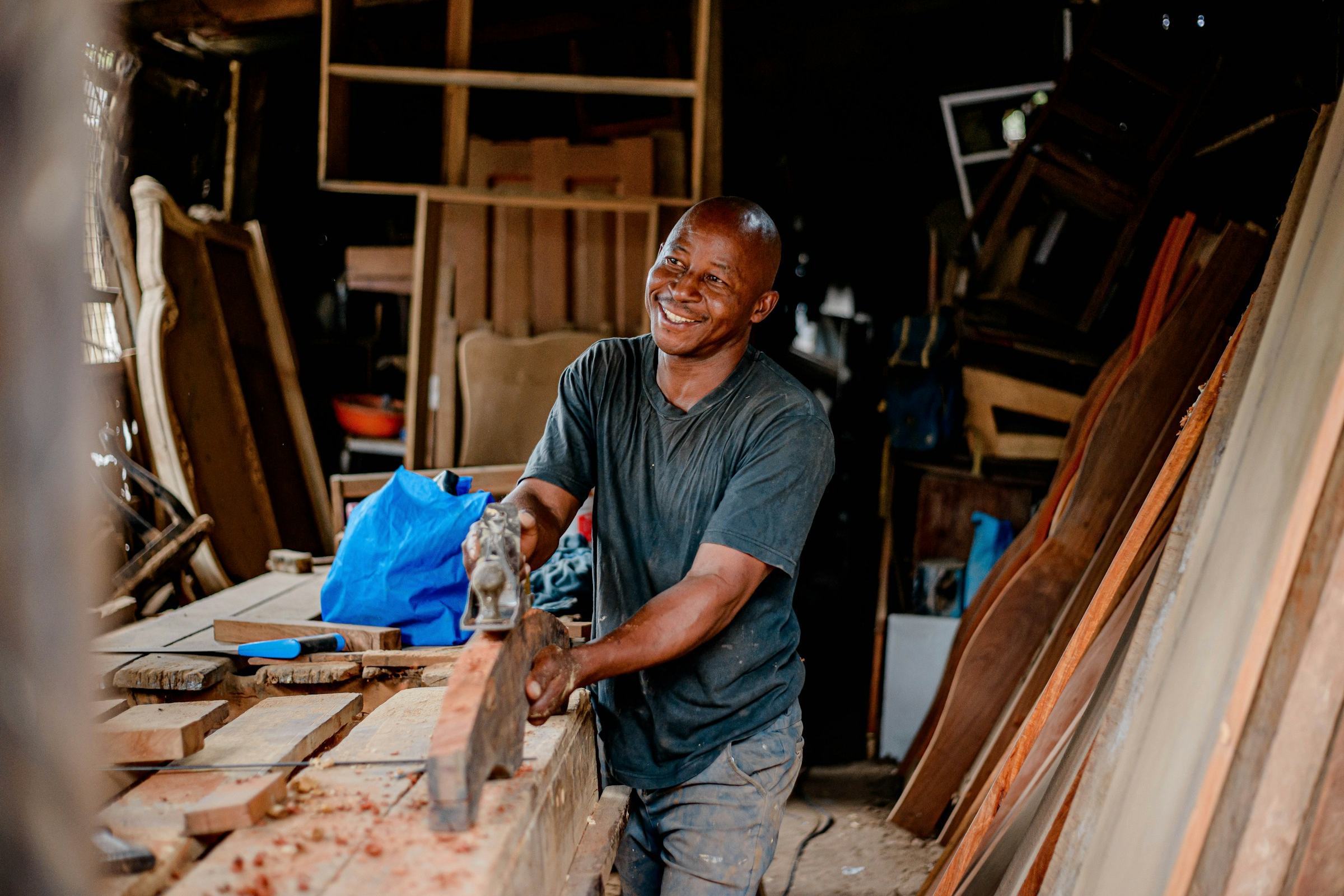 Un artisan dans son atelier