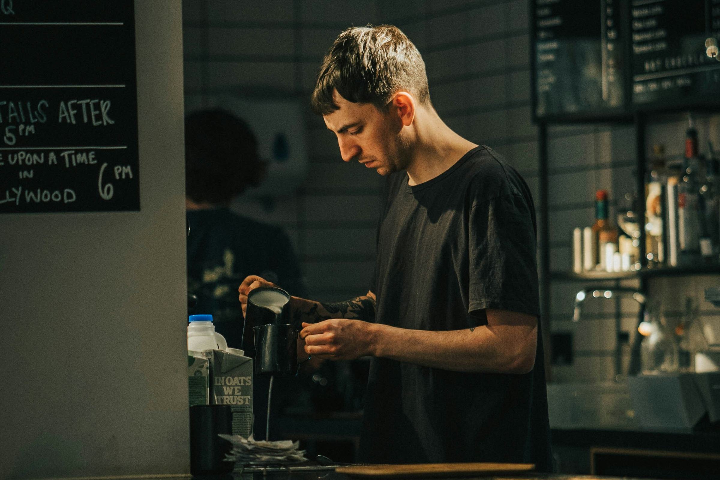 Un dirigeant dans son établissement, au travail