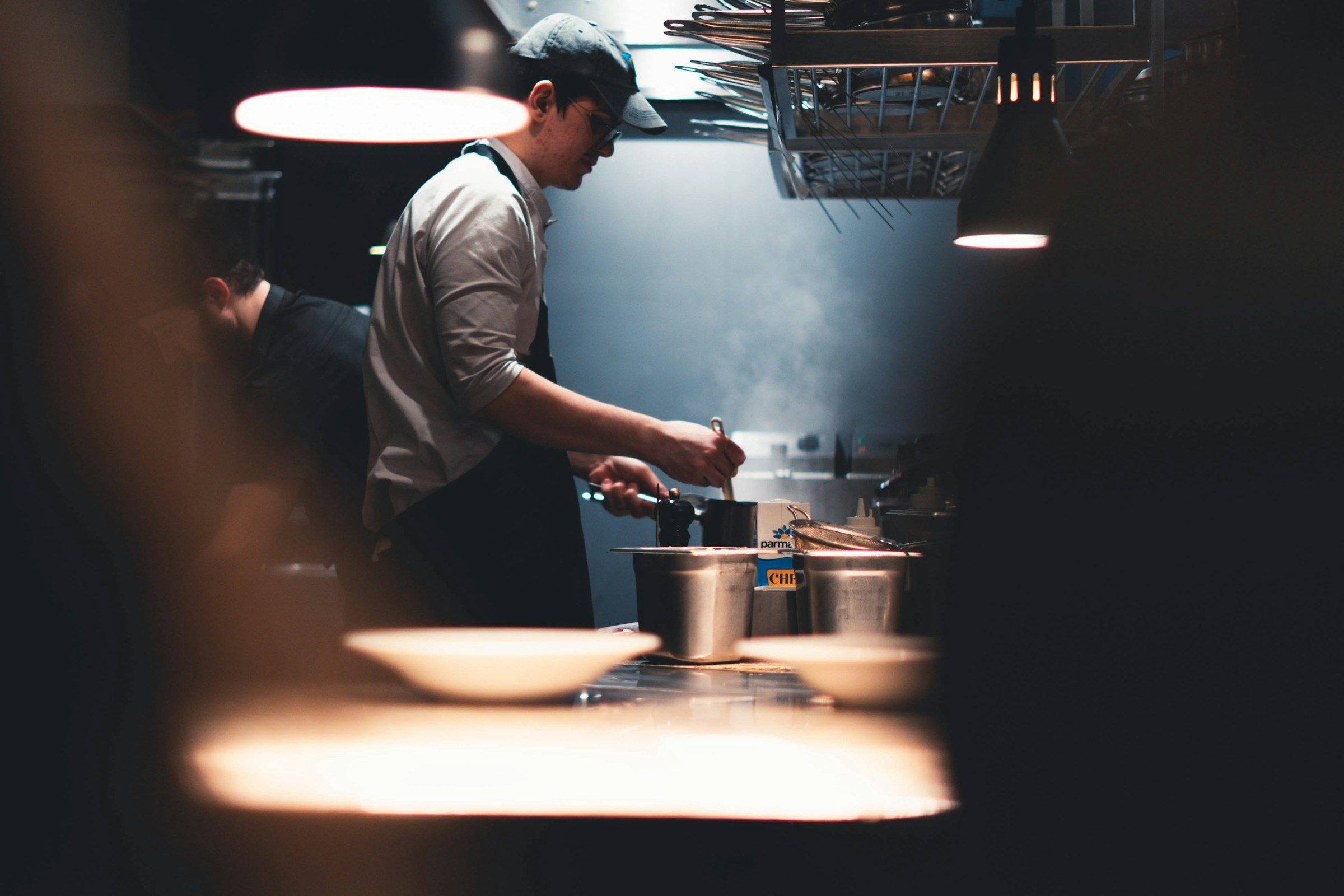 Un cuisinier en plein service dans son restaurant